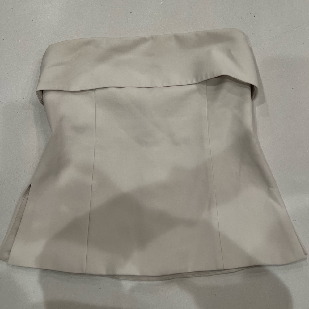 ARITZIA Element tube top. Matte Pearl Color. In new condition.